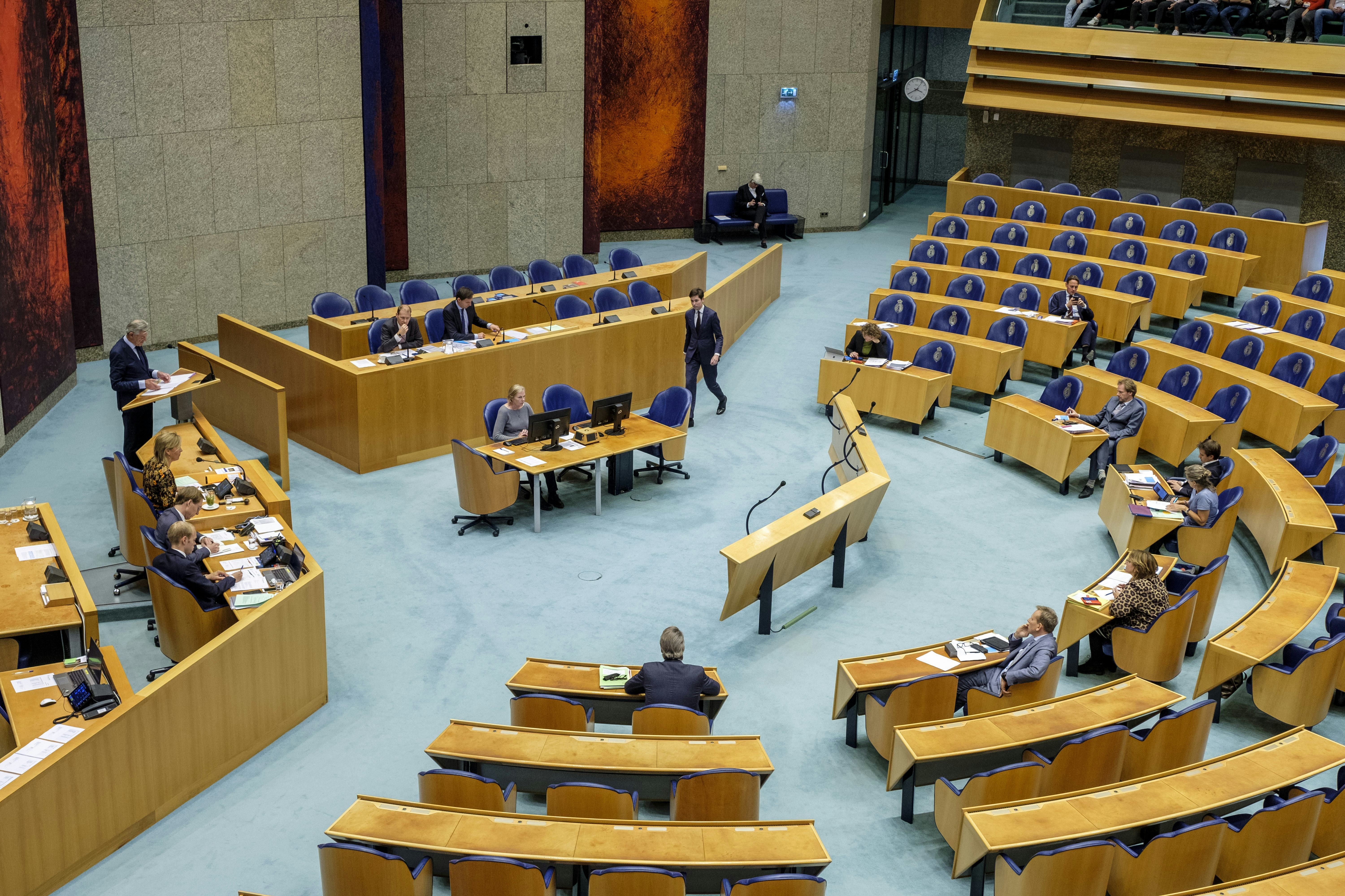 Deru Schelhaas loopt naar zijn plek in de Tweede Kamer. Foto: Fred Libochant / Roel Dijkstra Fotografie