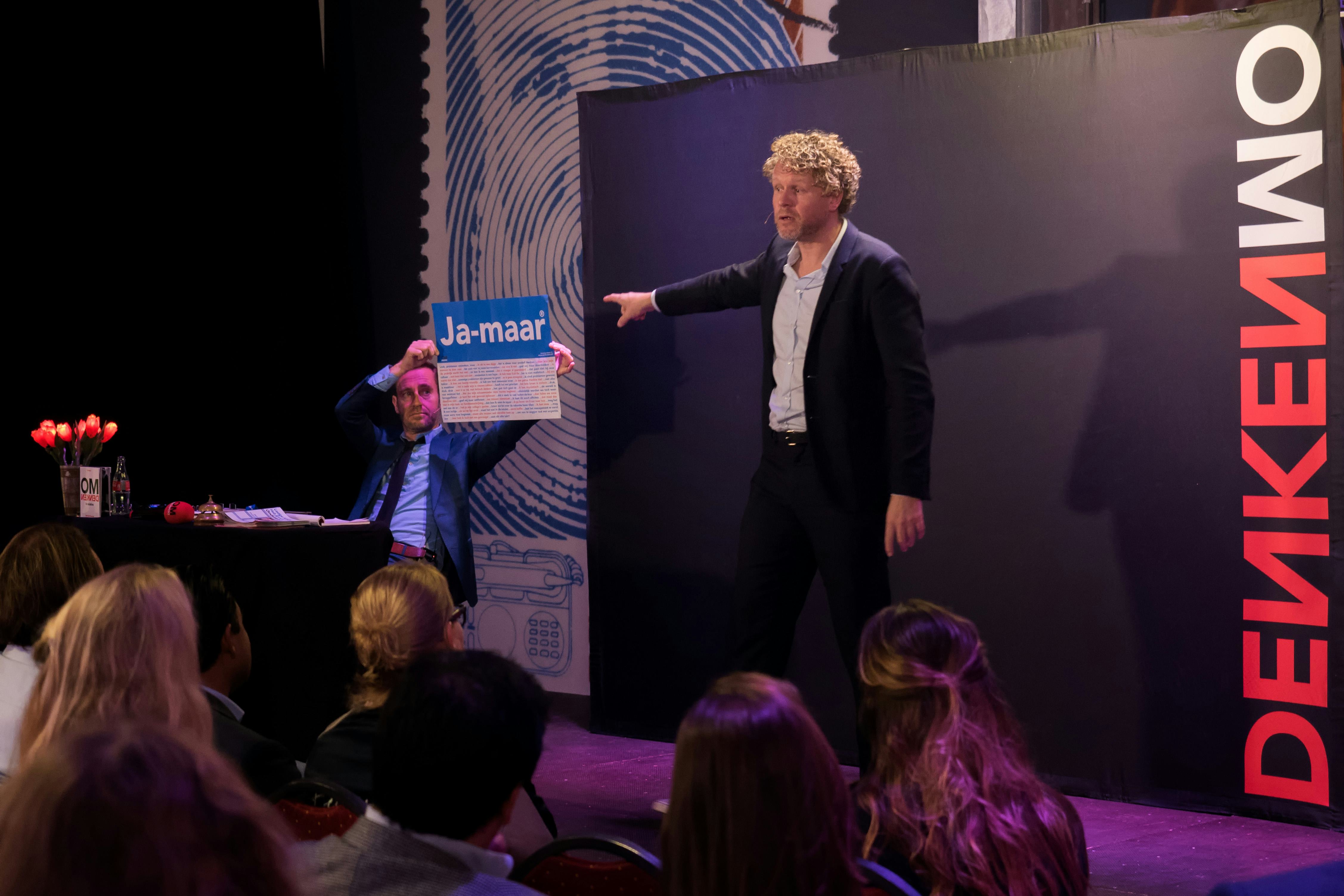 Een acteur en presentator van Omdenken demonstreren hoe je van 'ja, maar' naar 'ja, en' komt.