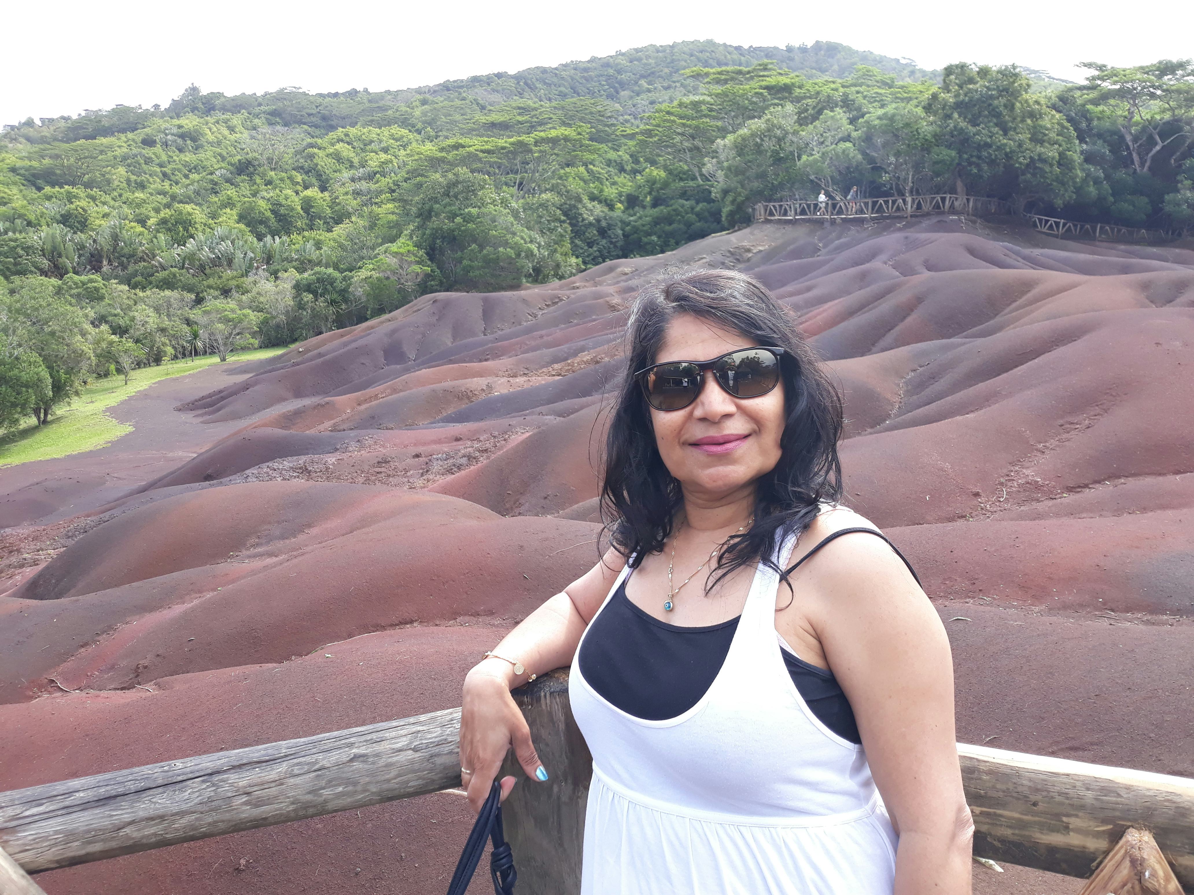 Rosita Molai tijdens haar vakantie bij Chamarel, de ‘zevenkleurige aarde’, op Mauritius.