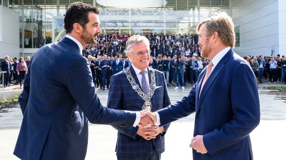 V.l.n.r. directeur Ferdinand Gremmen van SDK Vastgoed, burgemeester John Jorritsma van Eindhoven en koning Willem-Alexander. Foto: BIC / SDK Vastgoed