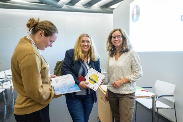 Trainer Mirjam Hubregtse verzorgde de sessie: 'Zien ze wel hoe goed je bent? Opvallen zonder opscheppen!' Foto: Cor Salverius