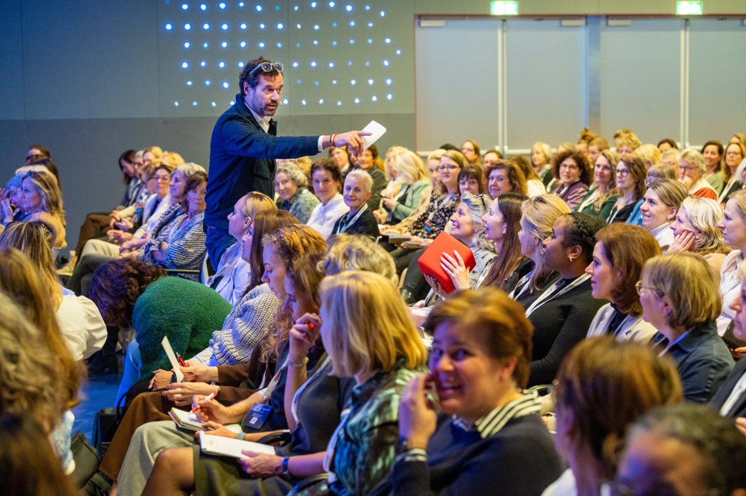 En verbinding maak je eerst door contact te maken met het publiek. Foto: Cor Salverius