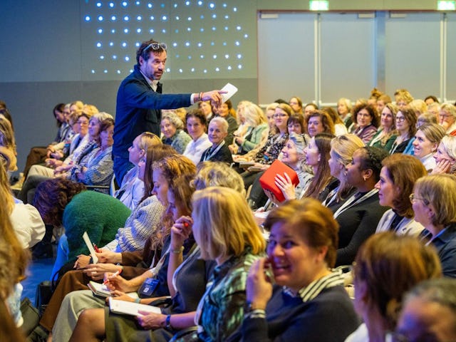 En verbinding maak je eerst door contact te maken met het publiek. Foto: Cor Salverius