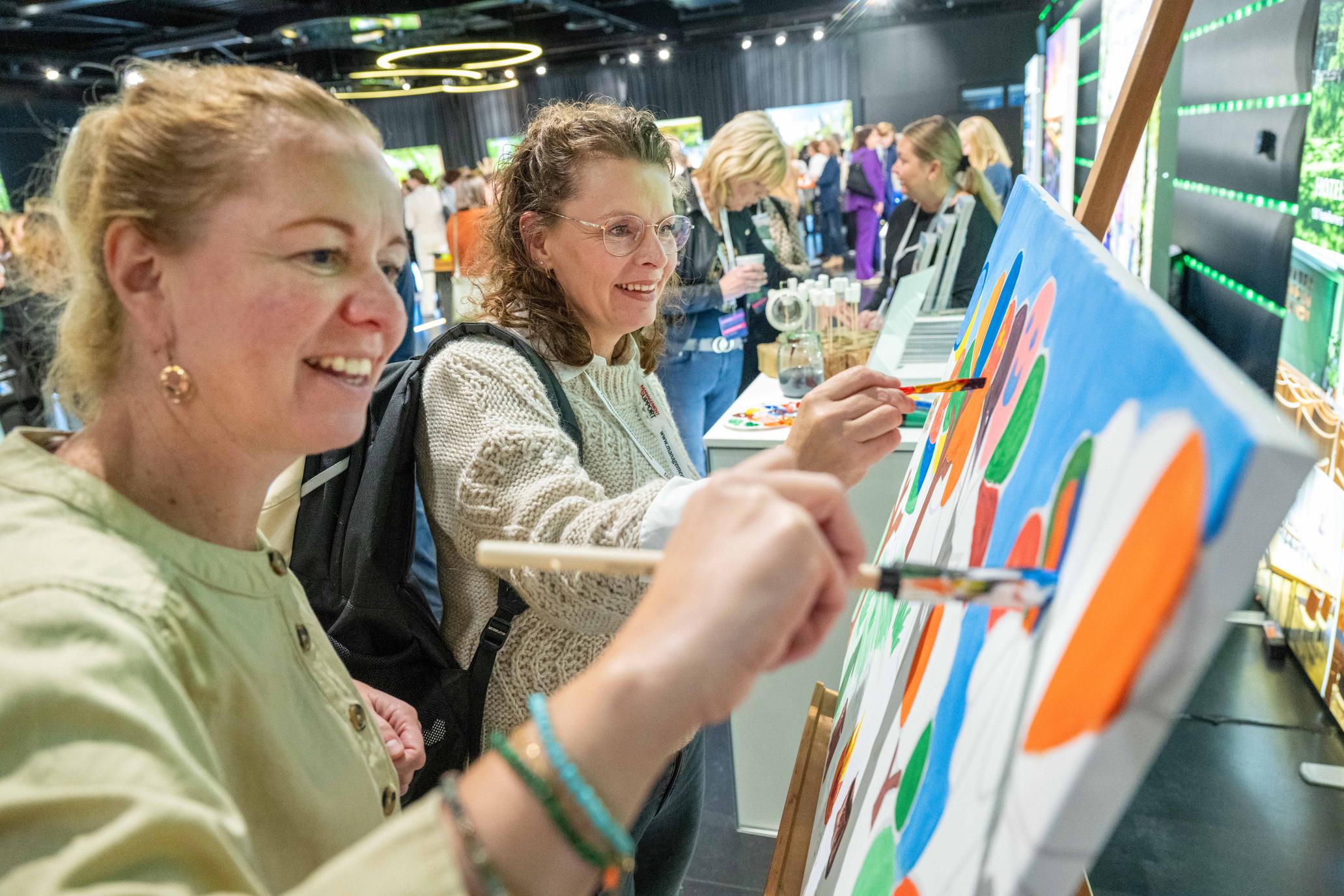 Op een event over AI als bondgenoot, konden deelnemers hun menselijke creativiteit ook botvieren. Foto: Cor Salverius