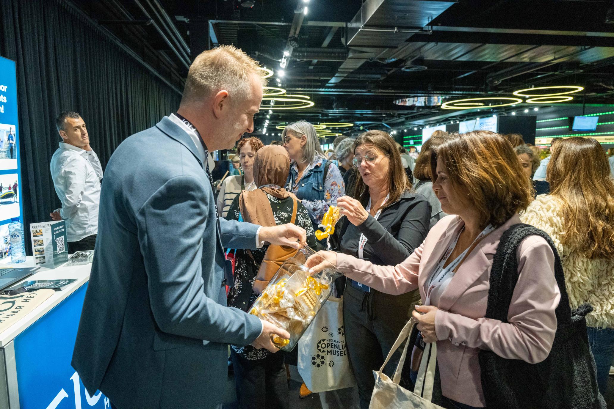 Goodies, hapjes en gezellige contactmomenten. Foto: Cor Salverius