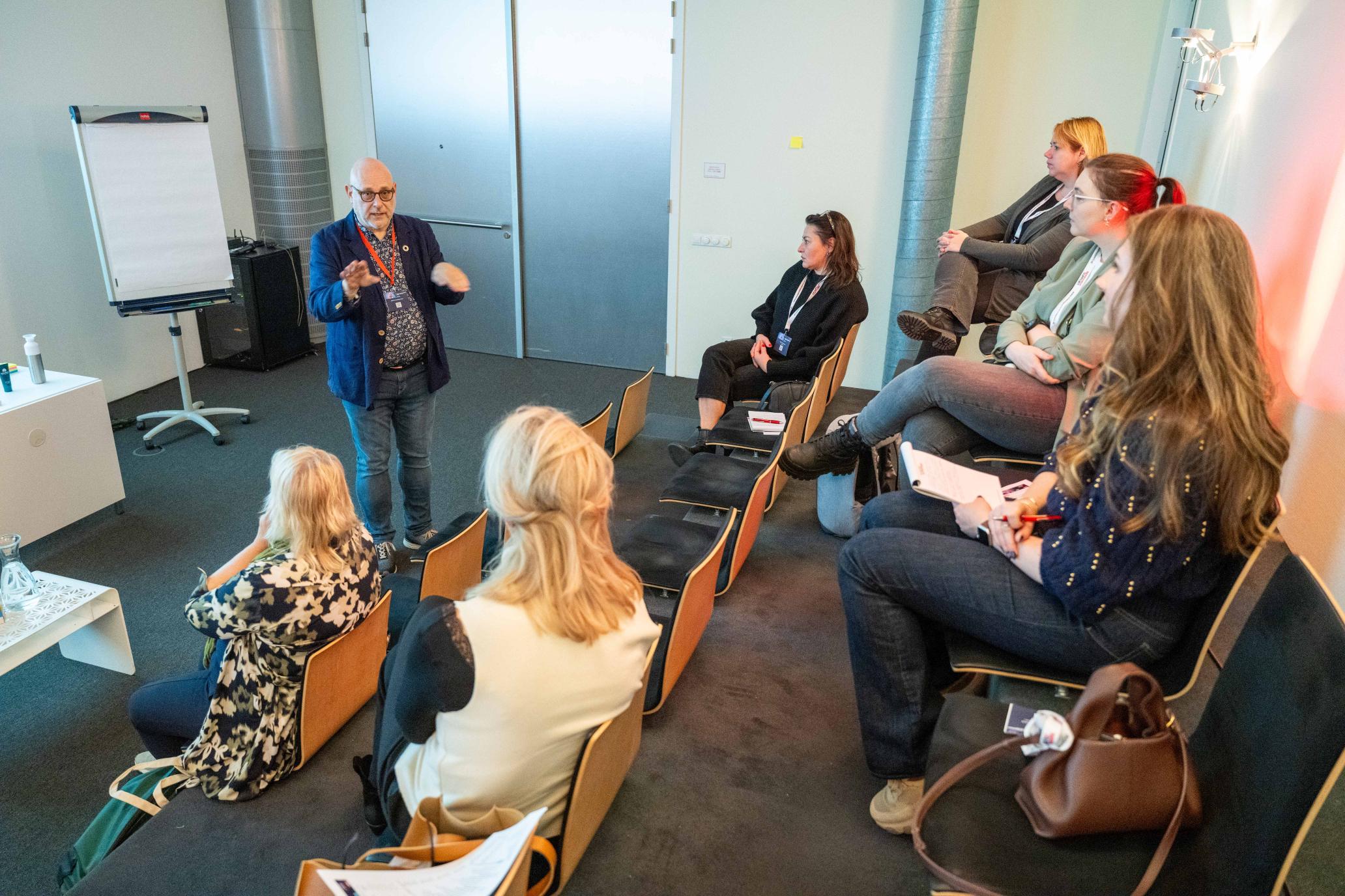 Bij Jakob Zwinderman leerden deelnemers alle nieuwste ontwikkelingen en fijne kneepjes op het gebied van de projectassistent. Foto: Cor Salverius
