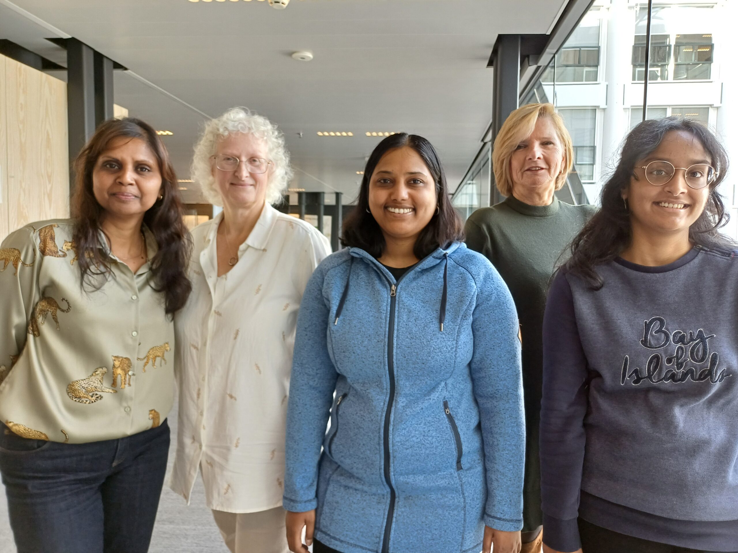 De ondersteuners van de afdeling Informatievoorziening bij de Immigratie 
en naturalisatiedienst (IND) in Den Haag. Vlnr. Angelie Sitaram, Jolanda Koppendraaier, Seema 
Jewbali, Margreet van Steenbergen, Surya Kasi.