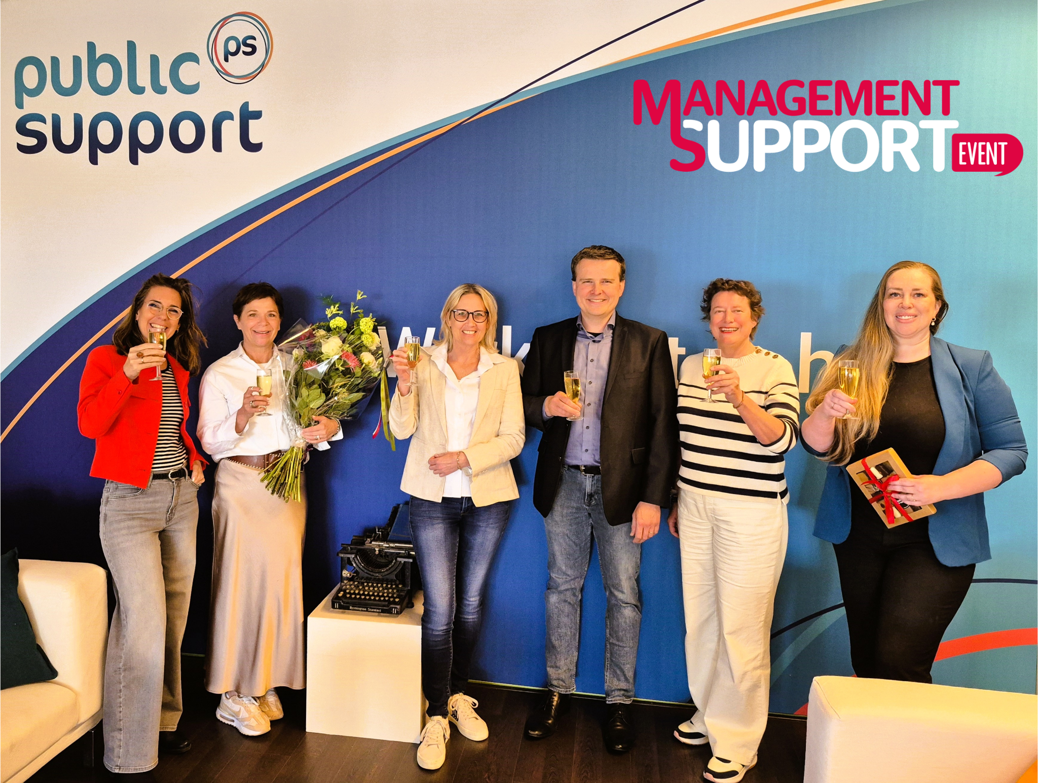 De teams van Management Support en Public Support proosten op de samenwerking. V.l.n.r.: Vera Bot, Monica Kuppens, Pleuni Maassen, André van der Hammen, Marinel van de Velde, Jennifer Vermeulen