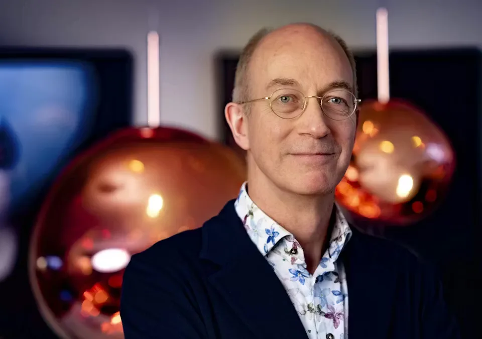 Prof. dr. Arnold B. Bakker is hoogleraar bij het Centrum voor Positieve Organisatiepsychologie van de Erasmus Universiteit Rotterdam.